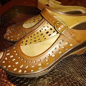 White Mt. Leather clog